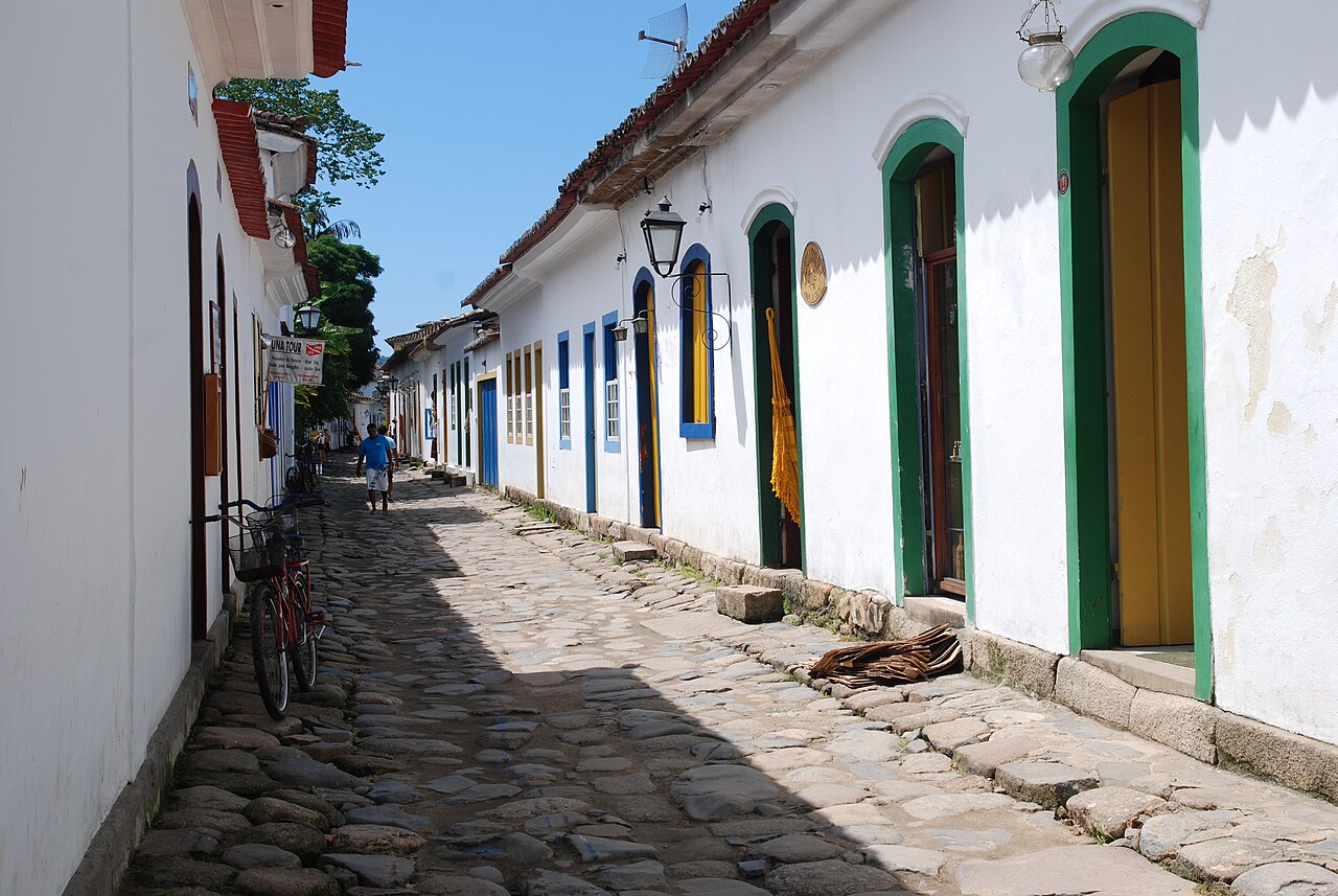 Rua de pedra com casas coloniais em Paraty